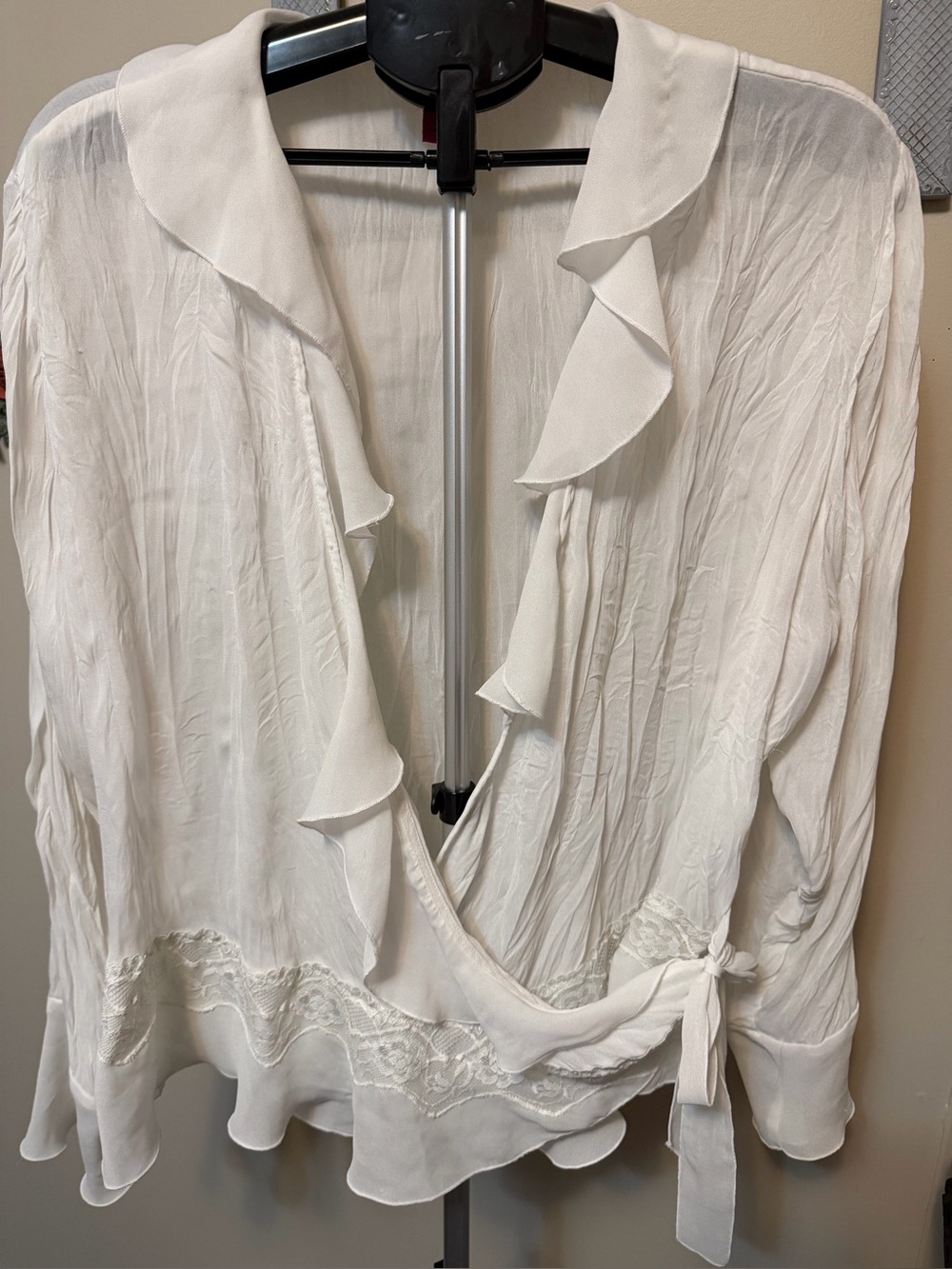 Sunny Leigh Woman White Crinkle Wrap Blouse Ruffles Lace Trim Plus Size 1X